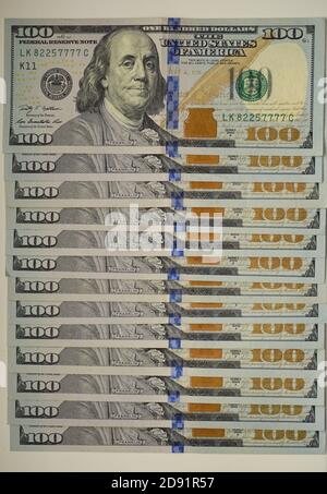 Lotti di 100 dollari in una linea. Pila di vecchie fatture del cento dollari, vicino in su dollari. Foto Stock