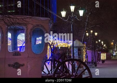 Luci di strada vintage sulle strade festive per Natale e Capodanno. Notte Foto Stock