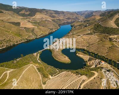 Regione della valle del vino di Douro, Portogallo. Vigneti paesaggio attrazione turistica e destinazione di viaggio. Drone vista aerea dall'alto del fiume curva a forma di s. Foto Stock