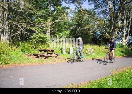 Due ciclisti passano il luogo di riposo turistico e attraversano vicino al villaggio defunto di Hurka a Sumava, regione di Pilsen, Repubblica Ceca, 18 settembre 2020. (CTK pH Foto Stock