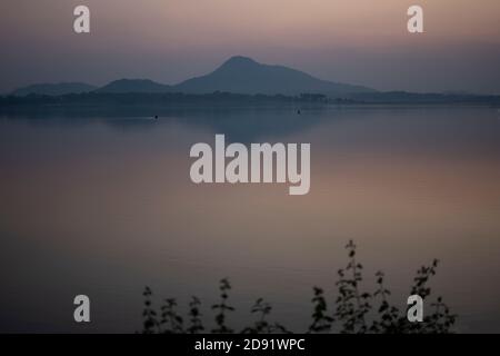 Vista del lago Baranti al momento del tramonto.Baranti è un Piccolo villaggio tribale nel Santuri nella suddivisione di Raghunathpur Del distretto di Purulia nel Foto Stock