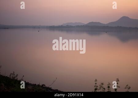 Vista del lago Baranti al momento del tramonto.Baranti è un Piccolo villaggio tribale nel Santuri nella suddivisione di Raghunathpur Del distretto di Purulia nel Foto Stock