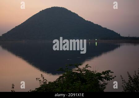 Vista del lago Baranti al momento del tramonto.Baranti è un Piccolo villaggio tribale nel Santuri nella suddivisione di Raghunathpur Del distretto di Purulia nel Foto Stock