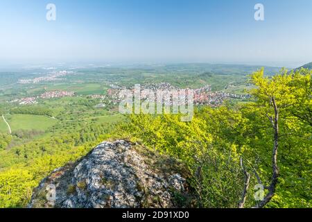 Vista panoramica dalla cima di una scogliera in cima Il Giura svevo (Beuren) Foto Stock