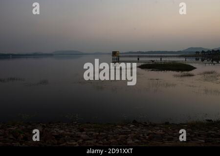 Vista del lago Baranti al momento del tramonto.Baranti è un Piccolo villaggio tribale nel Santuri nella suddivisione di Raghunathpur Del distretto di Purulia nel Foto Stock