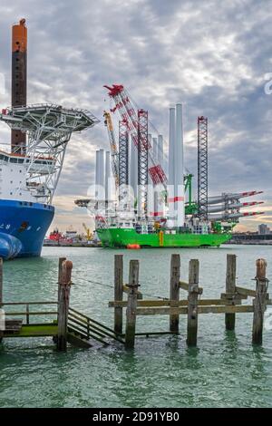 Nave di installazione Apollo ormeggiata al terminal di carico pesante REBO nel porto di Ostend, Belgio, che carica 2 gruppi di turbine eoliche per l'azienda eolica SeaMade offshore Foto Stock