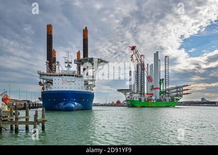 Navi di installazione Apollo e Vole Au Vent ormeggiate presso il terminal di carico pesante REBO nel porto di Ostend, Belgio, che caricano turbine eoliche per l'azienda eolica SeaMade Foto Stock