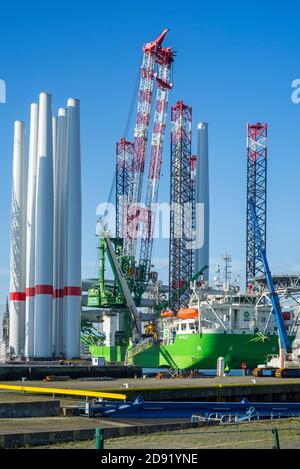 Nave di installazione Apollo ormeggiata al terminal di carico pesante REBO nel porto di Ostend, Belgio, che carica 2 gruppi di turbine eoliche per l'azienda eolica SeaMade offshore Foto Stock