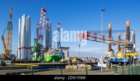 Navi di installazione Apollo e Vole Au Vent ormeggiate presso il terminal di carico pesante REBO nel porto di Ostend, Belgio, che caricano turbine eoliche per l'azienda eolica SeaMade Foto Stock