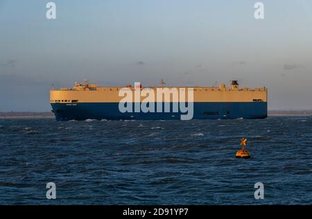 trasporto di auto nave di trasporto per automobili importati ed esportati veicoli dall'europa nave nel solent che entra nel porto di southampton banks. Foto Stock