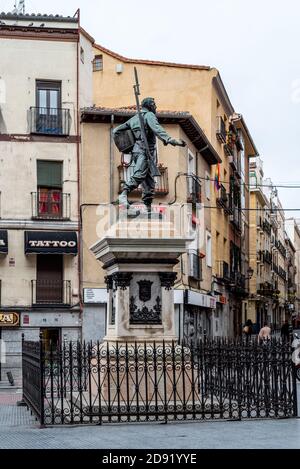 Madrid, Spagna - 4 ottobre 2020: Statua di Castrorro nel mercato delle pulci di El Rastro. Zona di Embajadores, quartiere Lavapies nel centro di Madrid. È uno dei co Foto Stock