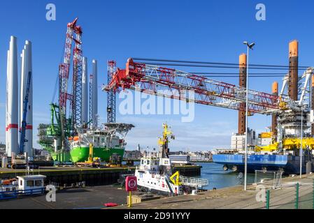 Navi di installazione Apollo e Vole Au Vent ormeggiate presso il terminal di carico pesante REBO nel porto di Ostend, Belgio, che caricano turbine eoliche per l'azienda eolica SeaMade Foto Stock