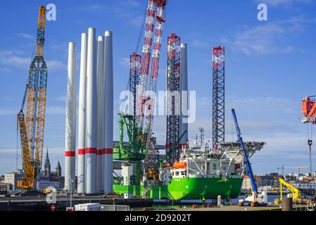 Nave di installazione Apollo ormeggiata al terminal di carico pesante REBO nel porto di Ostend, Belgio, che carica 2 gruppi di turbine eoliche per l'azienda eolica SeaMade offshore Foto Stock