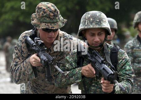 KAMANDAG 2017 Lima Co conduce la formazione con le Filippine Marines - immagine 16 di 24. Foto Stock