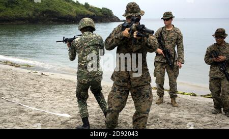 KAMANDAG 2017 Lima Co conduce la formazione con le Filippine Marines - immagine 16 di 18. Foto Stock