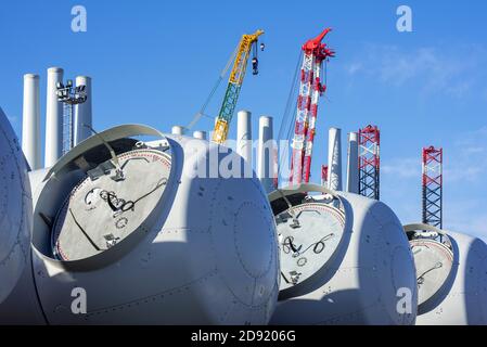 Gondole di turbine eoliche con mozzi rotorici per impianti eolici SeaMade offshore presso il terminal per carichi pesanti REBO nel porto di Ostend, Fiandre Occidentali, Belgio Foto Stock