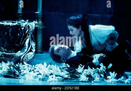 Juliette culles the Dying Romeo: Roberto Alagna (Romeo), Leontina Vaduva (Juliette) in ROMEO ET JULIETTE alla Royal Opera House, Covent Garden, Londra WC2 28/10/1994 musica: Charles-Francois Goudod libretto: Jules Barbier & Michel cura dopo Shakespeare Direttore: Charles Mackerras design: Carlo Tommasi illuminazione: Nicolas Joel Boasi regista: Bruno Joyer Foto Stock