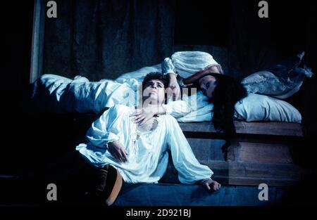 Roberto Alagna (Romeo), Leontina Vaduva (Juliette) in ROMEO ET JULIETTE alla Royal Opera House, Covent Garden, Londra WC2 28/10/1994 musica: Charles-Francois Goudod libretto: Jules Barbier & Michel cura dopo Shakespeare Direttore: Charles Mackerras design: Carlo Tommasi illuminazione: Bruno Boyer regista: Nicolas Joel Foto Stock