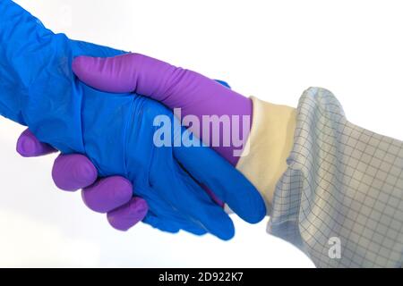 agitare a mano in guanti blu e viola isolati su bianco sfondo Foto Stock