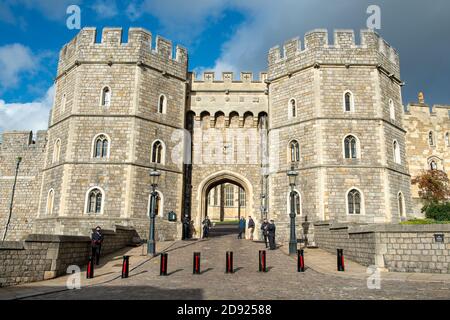 Windsor, Berkshire, Regno Unito. 2 Novembre 2020. Buckingham Palace ha confermato che sua Maestà la Regina e il Duca di Edimburgo tornarono oggi al Castello di Windsor dalla Sandringham Estate a Norfolk prima del secondo blocco Covid-19 che inizia questo Giovedi per un mese, o forse più a lungo, a seconda della velocità di trasmissione. Questo pomeriggio sono stati confermati altri 172 casi positivi di Covid-19 nel Berkshire nelle ultime 24 ore, tra cui un aumento di 34 nuovi casi nel Royal Borough di Windsor e Maidenhead. Credit: Maureen McLean/Alamy Live News Foto Stock