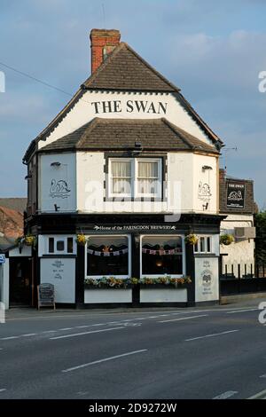 La casa pubblica Swan (pub) a Faringdon, con accatastamento celebrativo per le nozze del principe William e Kate Foto Stock