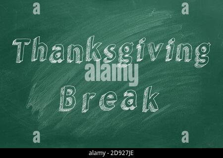 Testo del disegno a mano "interruzione del Ringraziamento" sulla lavagna verde Foto Stock