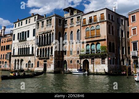 VENEZIA, ITALIA - 10 ottobre 2017: Vista panoramica di affascinanti appartamenti nei canali di venezia Foto Stock