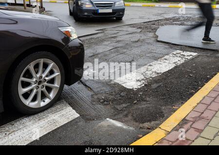 Predella riparazione parziale. Preparazione per il rivestimento di strade cattive. Foto Stock