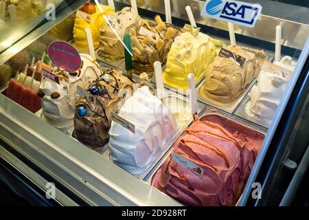 VENEZIA, ITALIA - 10 ottobre 2017: Un'ampia dose di gelato appetitoso all'interno di un congelatore a venezia, Italia Foto Stock