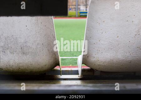 Posti a sedere nello stadio dietro la recinzione Foto Stock