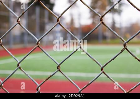 Posti a sedere nello stadio dietro la recinzione Foto Stock