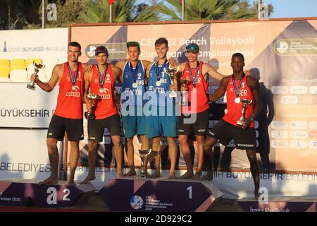 IZMIR, TURCHIA - 27 SETTEMBRE 2020: Vincitori del Campionato europeo di Beach volley U22 sul podio, Selcuk Pamucak Beach. Foto Stock