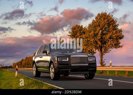 Rolls-Royce Cullinan su una strada autunnale Foto Stock