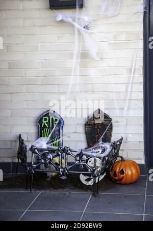 Decorazione di Halloween alla porta, festa ed evento, zucche e scheletri Foto Stock