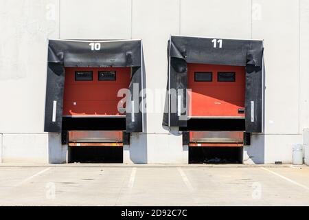 Banchina di carico per autocarri con sportello a soffitto, livellatore per banchine, guarnizioni per banchine di carico e tettuccio Foto Stock