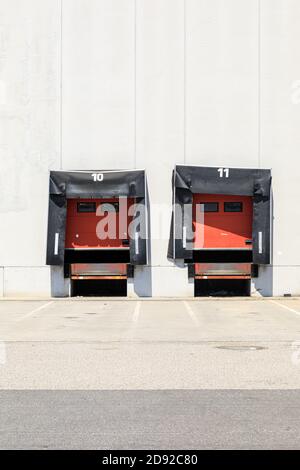 Banchina di carico per autocarri con sportello a soffitto, livellatore per banchine, guarnizioni per banchine di carico e tettuccio Foto Stock