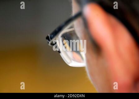 un uomo che indossa gli occhiali, vista da dietro l'orecchio Foto Stock