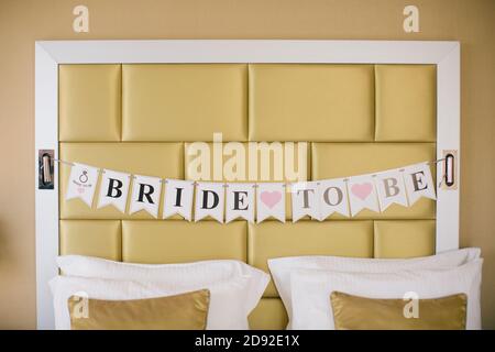 Slogan di matrimonio scritto sulle carte. Sposa per essere scritta testata. Foto Stock