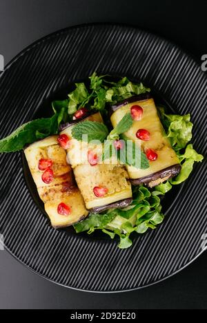 involtini di melanzane fritti con verdure sullo sfondo Foto Stock