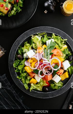 Insalata di verdure georgiane con verdure e spezie diverse sul sfondo Foto Stock