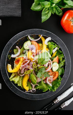 Insalata di verdure georgiane con verdure e spezie diverse sul sfondo Foto Stock