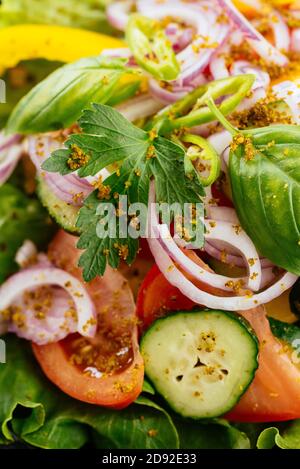 Insalata di verdure georgiane con verdure e spezie diverse sul sfondo Foto Stock