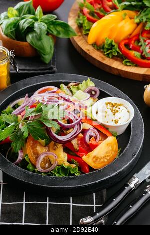 Insalata di verdure georgiane con verdure e spezie diverse sul sfondo Foto Stock