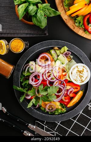 Insalata di verdure georgiane con verdure e spezie diverse sul sfondo Foto Stock