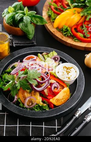 Insalata di verdure georgiane con verdure e spezie diverse sul sfondo Foto Stock