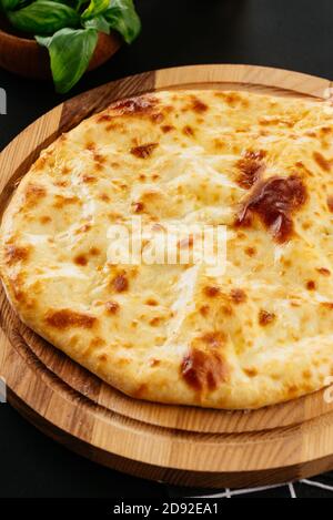 Tortilla di formaggio georgiano, verdure su sfondo nero Foto Stock