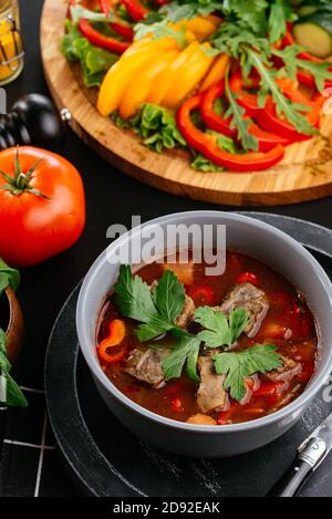 Tradizionale georgiano Kharcho zuppa con carne e riso Foto Stock