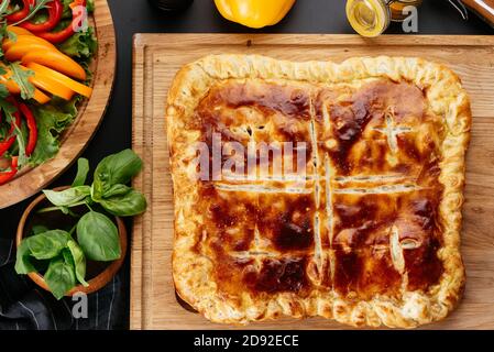 Tortilla di formaggio georgiano, verdure su sfondo nero Foto Stock