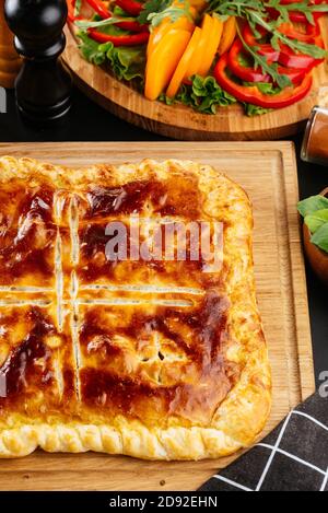 Tortilla di formaggio georgiano, verdure su sfondo nero Foto Stock