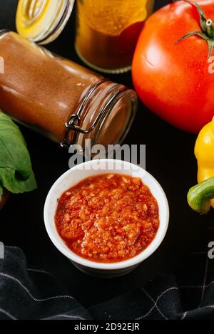 Una varietà di salse tradizionali georgiane per carne e verdure Foto Stock